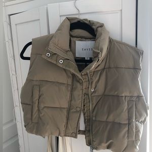 Cropped eaves puffer vest